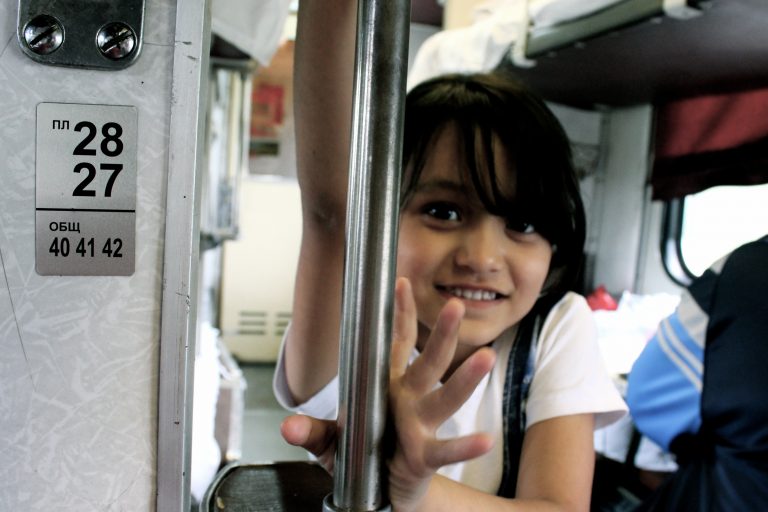 Niña sonriente dentro del Transiberiano