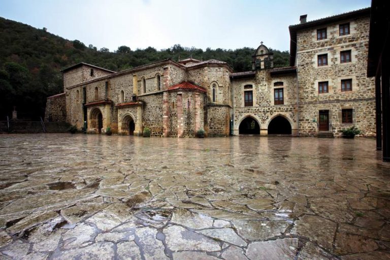 Qué ver y qué hacer en Liébana, visita el monasterio de Santo Toribio