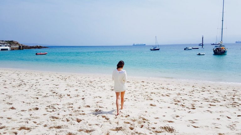 Andando por la playa de Rodas en las Islas Cíes