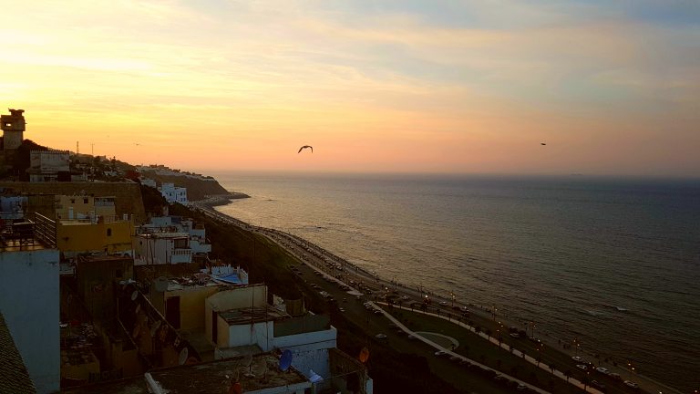 Descubre qué ver y hacer en Tánger y las vistas desde una terraza del Kasbah