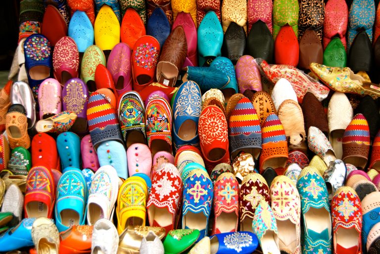 Descubre qué ver y hacer en la medina de Tánger, zapatos de Marruecos