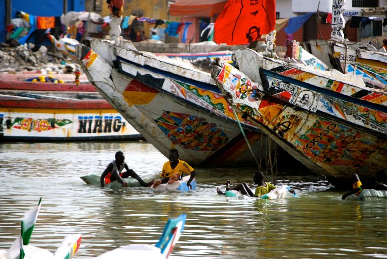 Pescadores bañandose en Saint Louis, Senegal