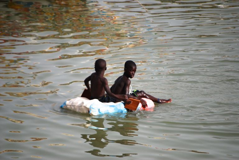 Niños bañándose en Saint Louis, Senegal