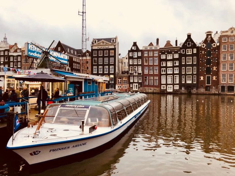 Qué ver y qué hacer en barco por Amsterdam