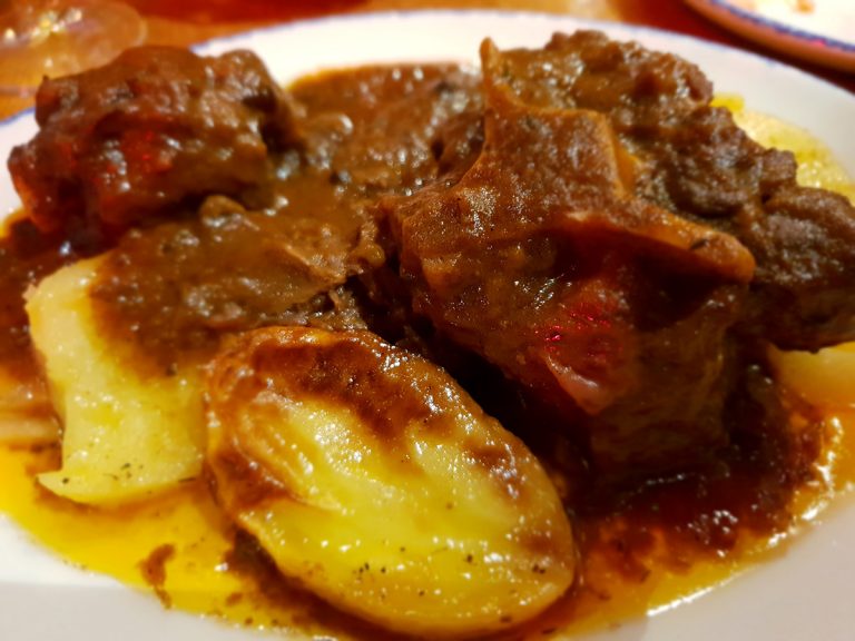 Rabo de toro, qué comer en Sevilla